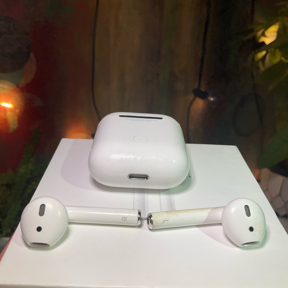 Apple AirPods True Wireless Bluetooth Headphones 1st Generation wm Charging Case - Picture 9 of 13